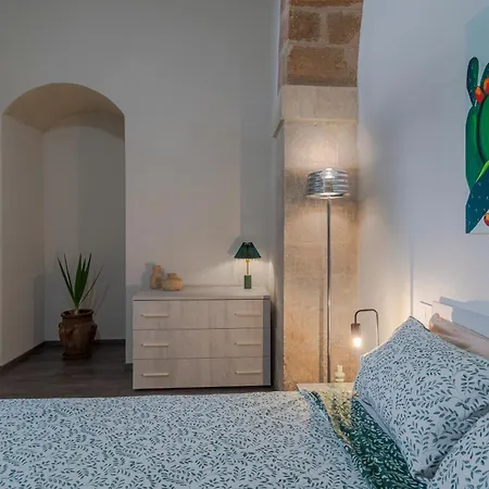 Historic Building Modern Touches - Ortigia Apartment Syracuse