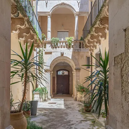 Historic Building Modern Touches - Ortigia Apartment *